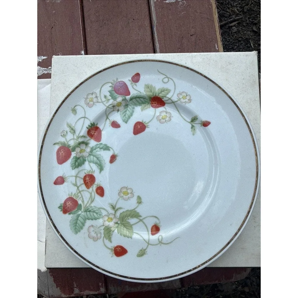 Vintage‎ Avon Strawberry Plate Porcelain Hand Decorated 22K Gold Trim 1978 New